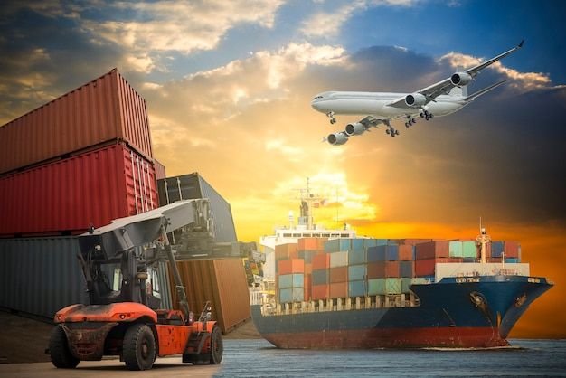 Xe nâng hoạt động tại cảng biển xuất nhập khẩu