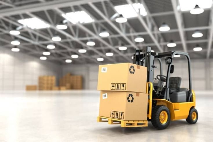 Xe nâng hàng hoạt động trong kho bãi rộng lớn và sáng sủa