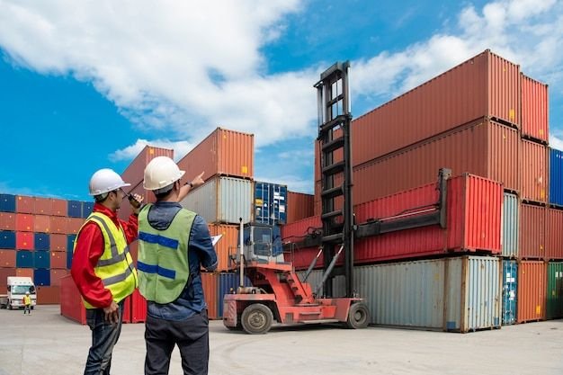 Kỹ sư làm việc tại bãi container hỗ trợ thông quan hàng hóa
